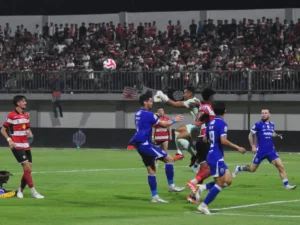Madura United (merah putih) kalah telak dengan skor 1-4 lawan Persib Bandung dalam laga di Stadion Gelora Madura Ratu Pamelingan Pamekasan, Ahad (30/11) malam. (Foto KM-06)
