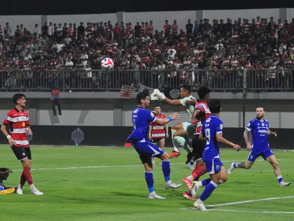 Madura United (merah putih) kalah telak dengan skor 1-4 lawan Persib Bandung dalam laga di Stadion Gelora Madura Ratu Pamelingan Pamekasan, Ahad (30/11) malam. (Foto KM-06)