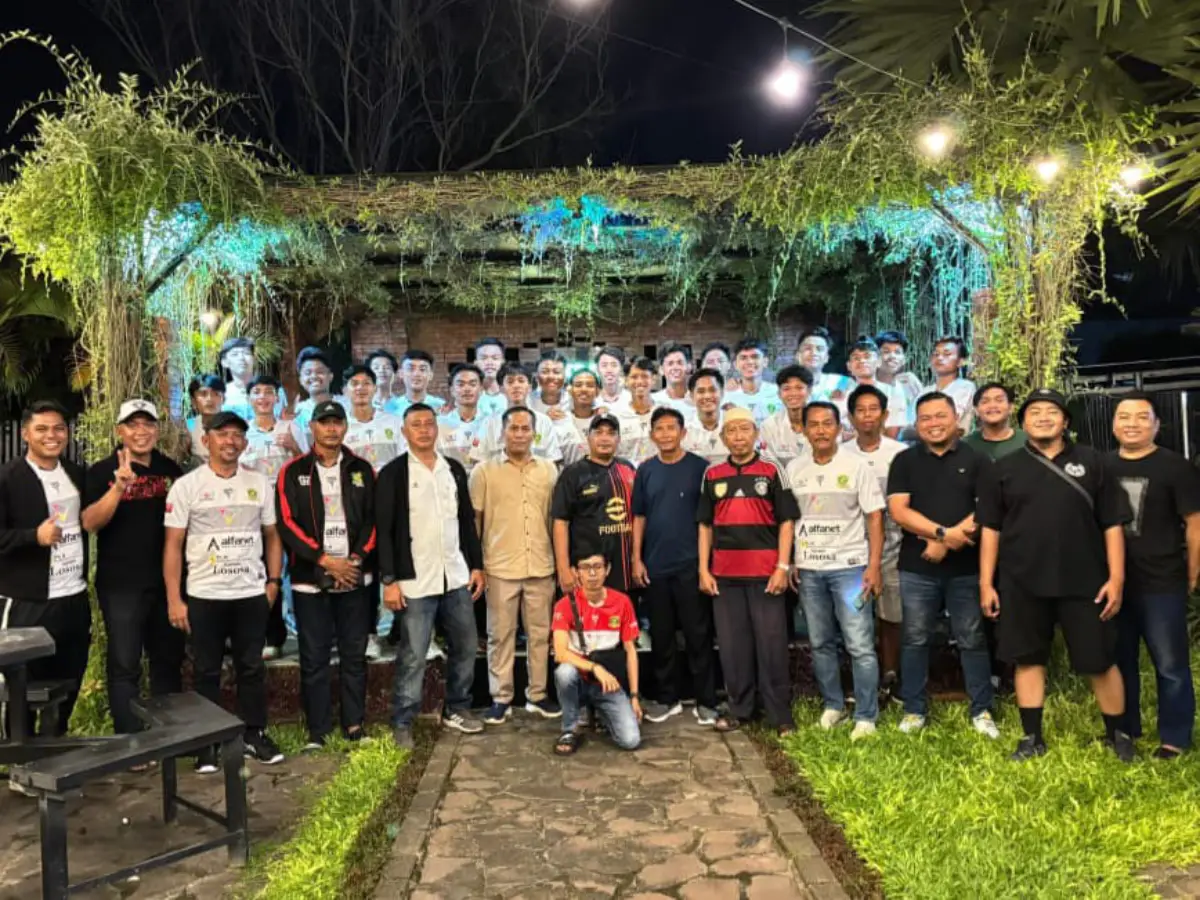 Manajemen, ofisial, dan tim Perssu Madura City berfoto bersama usai acara "launching" di salah satu cafe di Kecamatan Kota, Sumenep, Senin (8/12) malam. (Ist)
