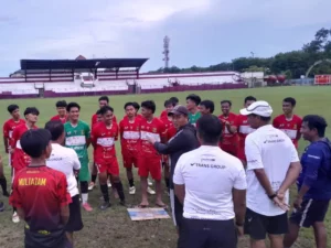 Para pemain Perssu Madura City mendapat arahan dari tim pelatih usai laga uji coba di Stadion A Yani Sumenep, Selasa (2/12) sore. (Foto KM-06)