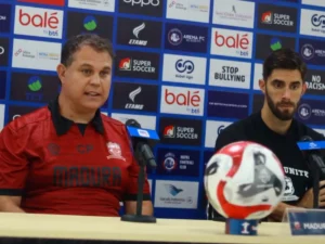 Pelatih Madura United, Carlos Pareira (kiri) dalam jumpa pers jelang laga lawan Arema di Malang, Senin (22/12). (Ist)