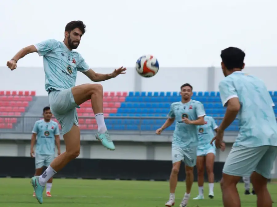 Pemain Madura United latihan jelang laga lawan Semen Padang, Sabtu (27/12). (Ist)
