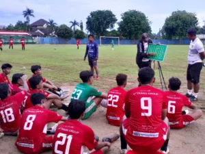 Pemain Perssu Madura City mendapat arahan dari tim pelatih pada laga uji coba lawan Tropic FC di Stadion A Yani Sumenep, Selasa (2/12) sore. (Foto KM-06)