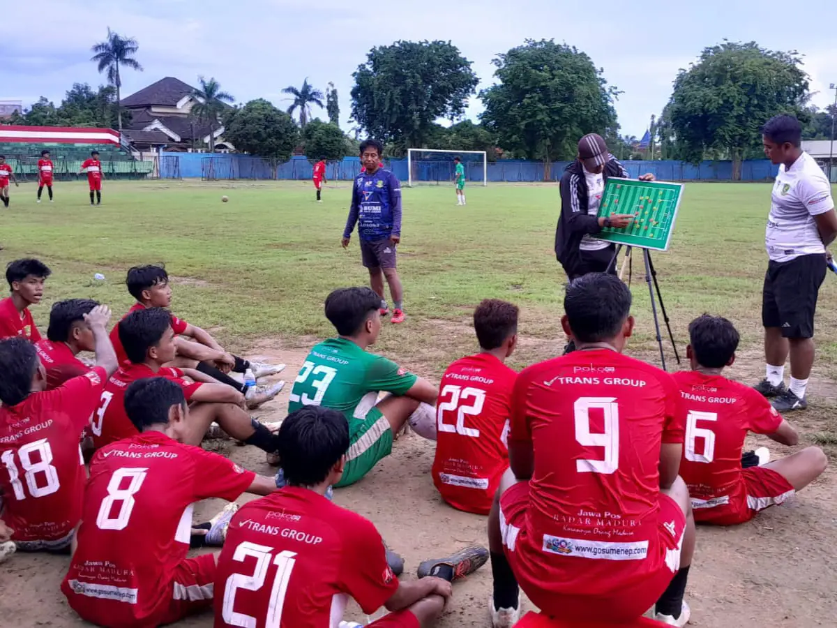 Pemain Perssu Madura City mendapat arahan dari tim pelatih pada laga uji coba lawan Tropic FC di Stadion A Yani Sumenep, Selasa (2/12) sore. (Foto KM-06)