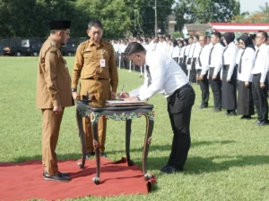 Perwakilan P3K Paruh Waktu di Sumenep menandatangani berita acara penyerahan SK di Stadion A Yani di Kecamatan Kota Senin (1/12). (Ist)