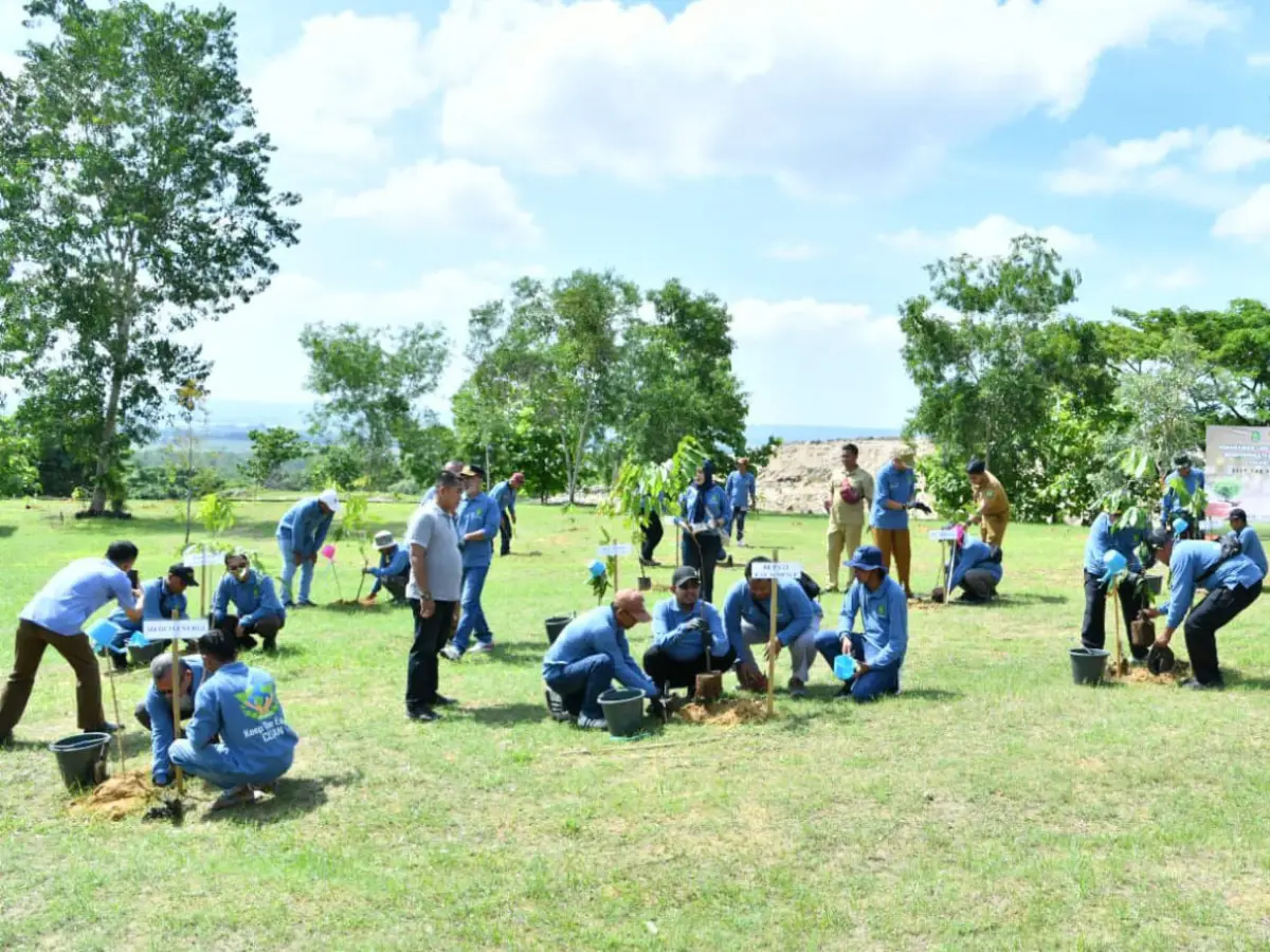 Ribuan bibit pohon ditanam di kawasan TPAS Batuan, Sumenep, Selasa (2/12). Kegiatan tersebut kolaborasi Pemkab Sumenep dengan Medco Energi Madura. (Ist)