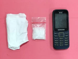 Satu poket sabu berisi 4,29 gram dan telepon genggam dari tersangka AM yang disita sebagai barang bukti oleh Satuan Resnarkoba Polres Sumenep. (Ist)