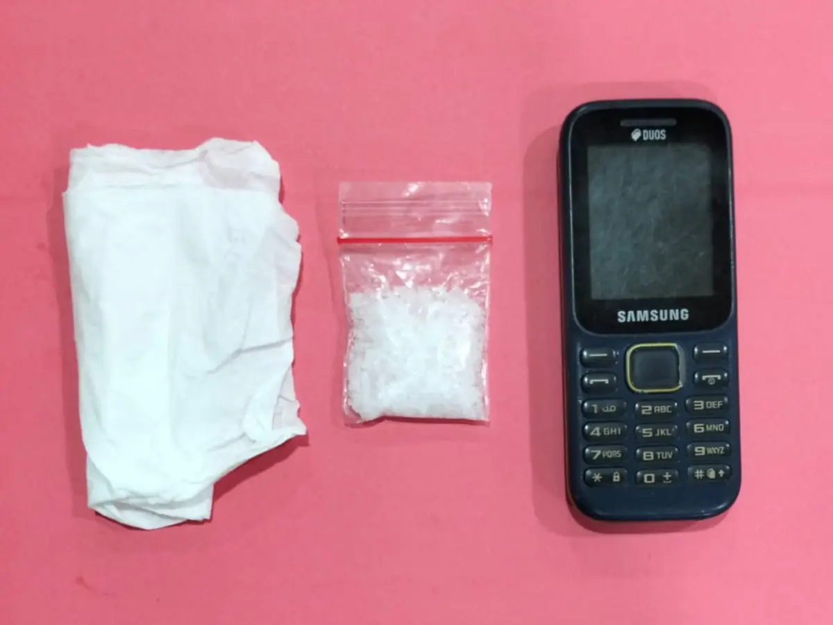 Satu poket sabu berisi 4,29 gram dan telepon genggam dari tersangka AM yang disita sebagai barang bukti oleh Satuan Resnarkoba Polres Sumenep. (Ist)