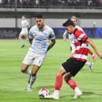 Pemain Madura United (merah putih) berusaha mempertahankan bola dalam laga lawan PSIM Yogyakarta di Stadion Gelora Madura Ratu Pamelingan, Pamekasan, Sabtu (10/1) malam. (Foto: KM-06)