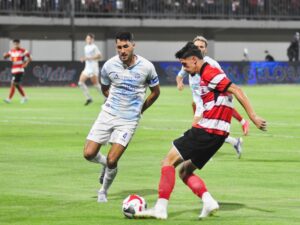 Pemain Madura United (merah putih) berusaha mempertahankan bola dalam laga lawan PSIM Yogyakarta di Stadion Gelora Madura Ratu Pamelingan, Pamekasan, Sabtu (10/1) malam. (Foto: KM-06)