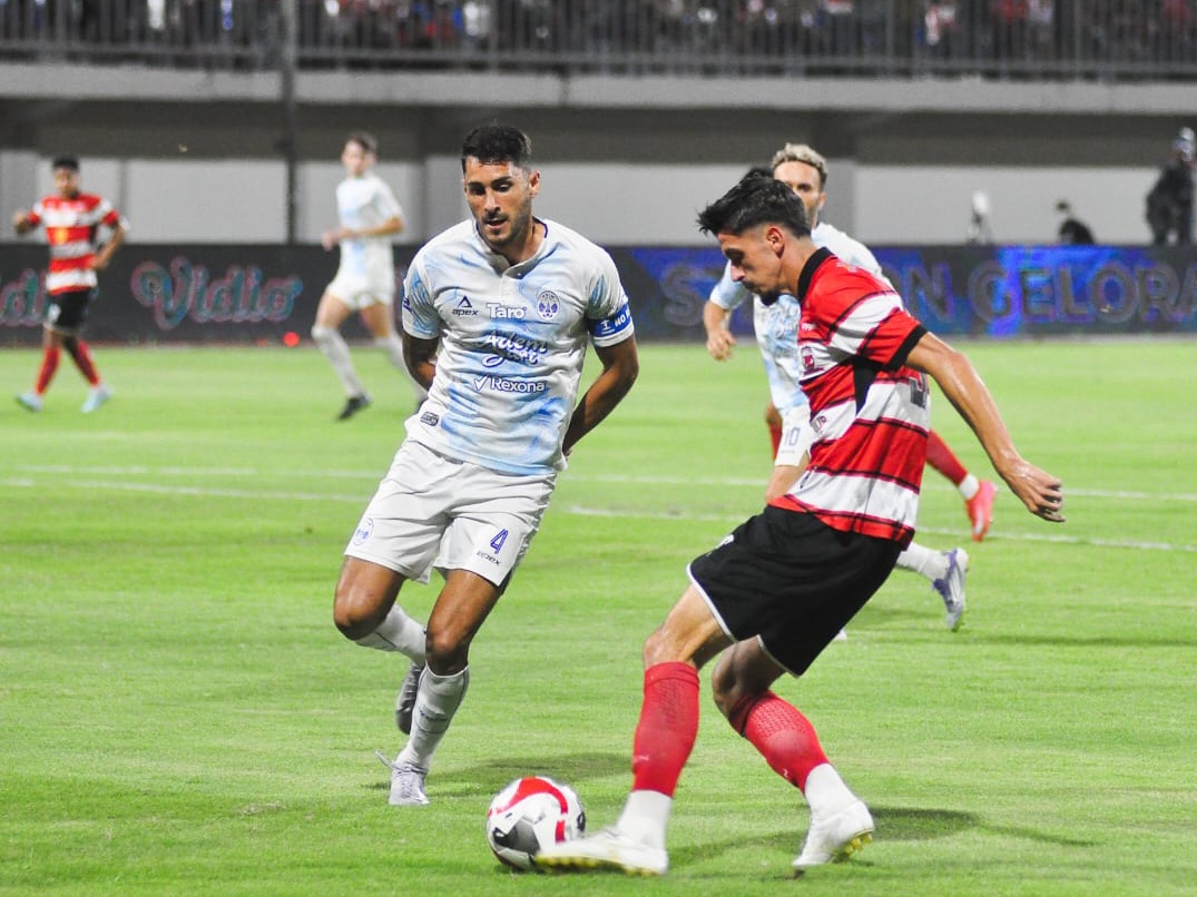 Pemain Madura United (merah putih) berusaha mempertahankan bola dalam laga lawan PSIM Yogyakarta di Stadion Gelora Madura Ratu Pamelingan, Pamekasan, Sabtu (10/1) malam. (Foto: KM-06)