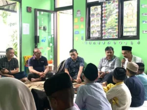 Pengurus JMSI Jawa Timur berdoa bersama dengan anak yatim untuk keselamatan bangsa di Sidoarjo, Kamis (8/1). (Ist)