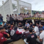 Aktivis BEM Universitas PGRI Sumenep ditemui anggota DPRD setempat, ketika menyuarakan penolakan gagasan pilkada melalui DPRD, Senin (12/1). (Foto KM-05)