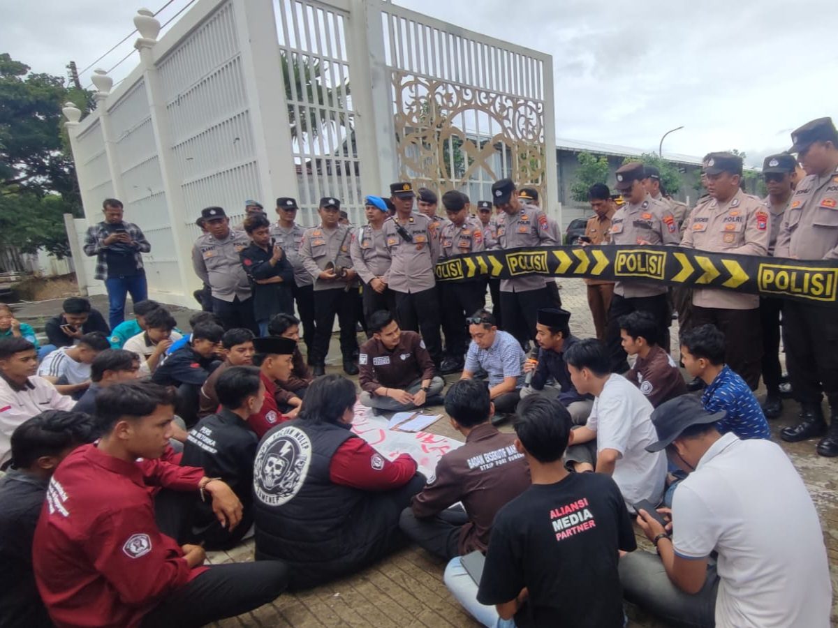 Aktivis BEM Universitas PGRI Sumenep ditemui anggota DPRD setempat, ketika menyuarakan penolakan gagasan pilkada melalui DPRD, Senin (12/1). (Foto KM-05)