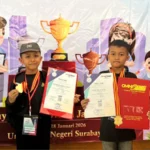 Rafi Rofdan Ridwanullah (kiri) dan Raffi Arkana Arifin, keduanya siswa kelas III FIES Sumenep menunjukkan medali yang diraihnya di Olimpiade OMNI Sains Indonesia 2025/2026 di tingkat Provinsi Jawa Timur di Surabaya pada 18 Januari 2026. (Ist)