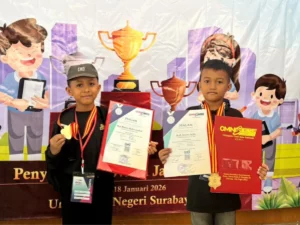 Rafi Rofdan Ridwanullah (kiri) dan Raffi Arkana Arifin, keduanya siswa kelas III FIES Sumenep menunjukkan medali yang diraihnya di Olimpiade OMNI Sains Indonesia 2025/2026 di tingkat Provinsi Jawa Timur di Surabaya pada 18 Januari 2026. (Ist)