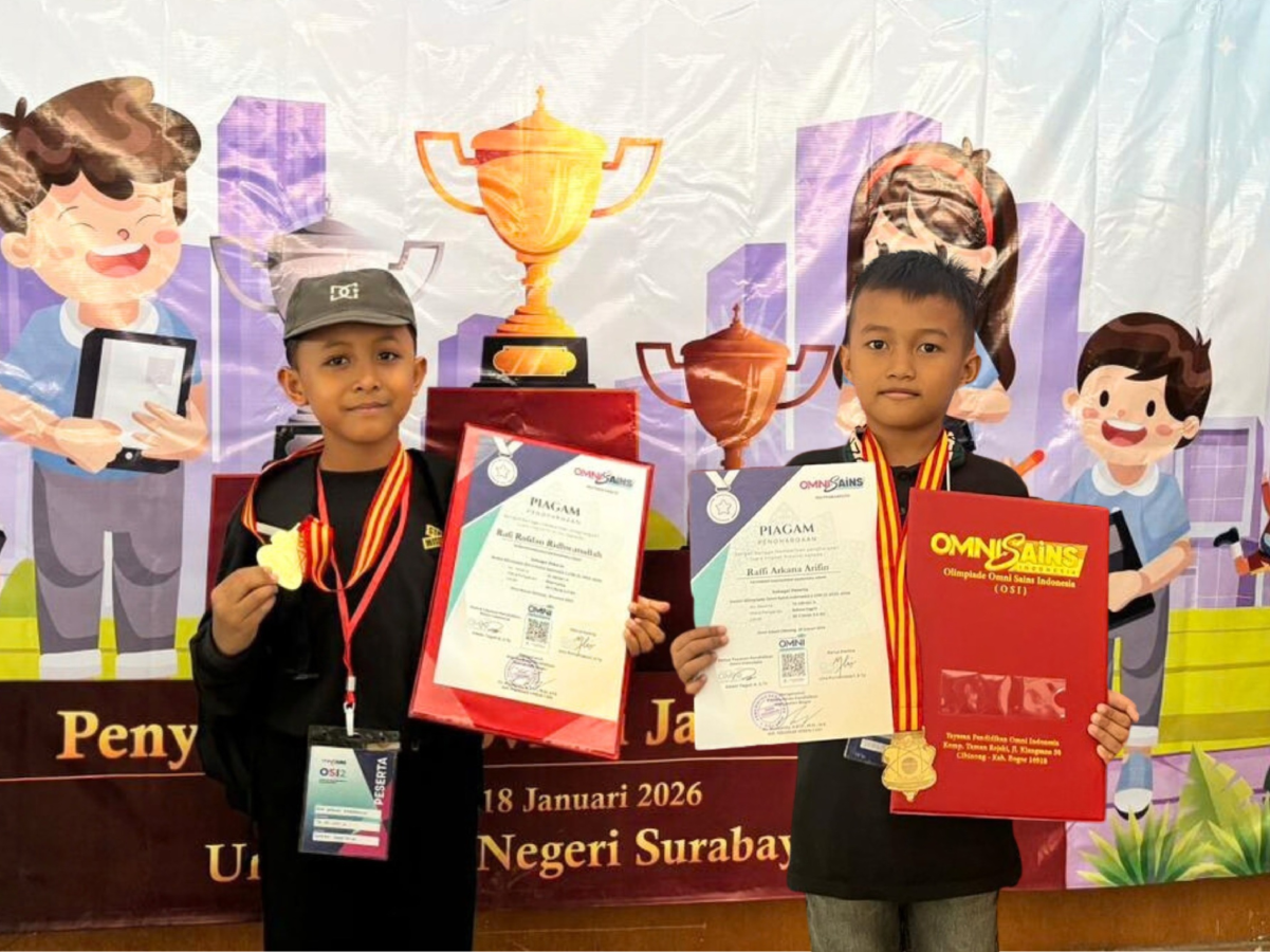 Rafi Rofdan Ridwanullah (kiri) dan Raffi Arkana Arifin, keduanya siswa kelas III FIES Sumenep menunjukkan medali yang diraihnya di Olimpiade OMNI Sains Indonesia 2025/2026 di tingkat Provinsi Jawa Timur di Surabaya pada 18 Januari 2026. (Ist)