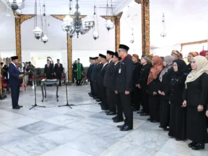 Bupati Sumenep Achmad Fauzi Wongsojudo (kiri) melantik dan mengambil sumpah sembilan pejabat pimpinan tinggi pratama dan 69 pengawas eselon IV di tingkat kecamatan, Rabu (14/1). (Ist)