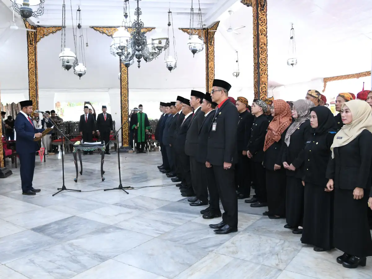 Bupati Sumenep Achmad Fauzi Wongsojudo (kiri) melantik dan mengambil sumpah sembilan pejabat pimpinan tinggi pratama dan 69 pengawas eselon IV di tingkat kecamatan, Rabu (14/1). (Ist)