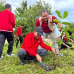 Ketua DPC PDI Perjuangan Sumenep Achmad Fauzi Wongsojudo (bertopi) menanam bibit pohon di kawasan TPAST Desa Torbang Kecamatan Batuan, Jumat (16/1). (Ist)