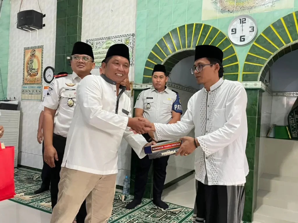 Said Abdullah bagikan baju Lebaran kepada warga Rutan Sumenep