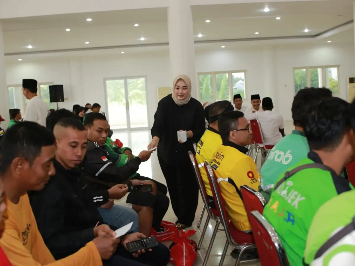 Said Abdullah bagikan sembako dan tali asih kepada pengemudi ojol di Sumenep